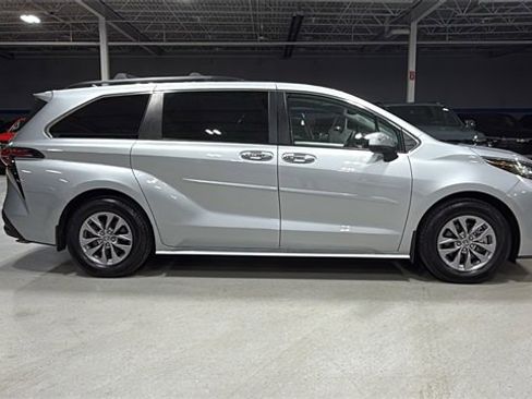 Used 2022 Toyota Sienna XLE image 4