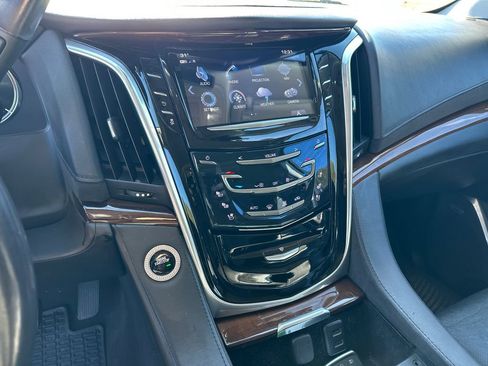 Used 2020 Cadillac Escalade ESV Premium Luxury image 28