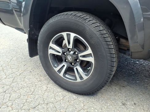 Used 2018 Toyota Tacoma TRD Sport AWD/4WD image 30