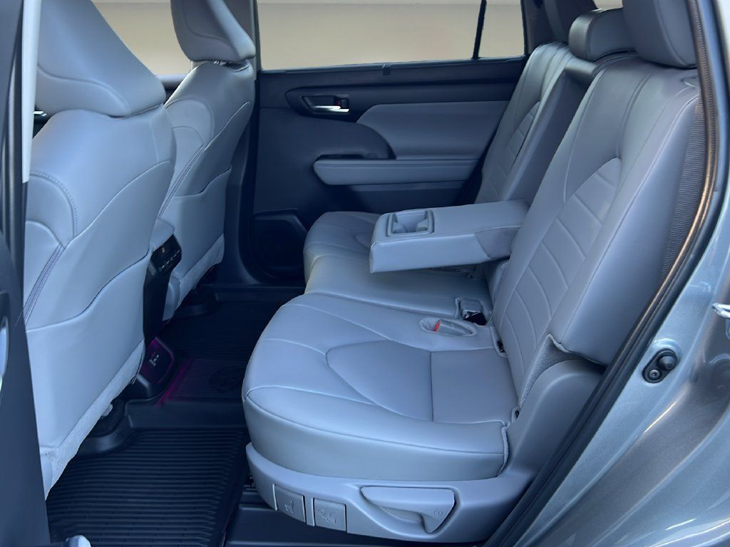 Certified 2026 Toyota Highlander XLE AWD/4WD image 12