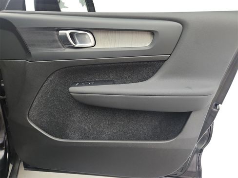 Used 2023 Volvo XC40 B5 Plus image 27
