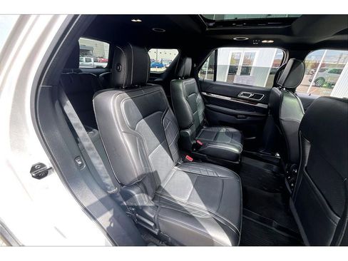 Used 2018 Ford Explorer Platinum AWD/4WD image 30