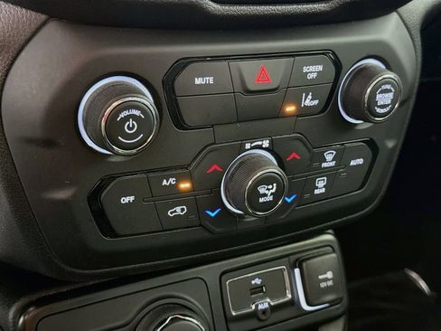 Used 2023 Jeep Renegade Latitude AWD/4WD image 8