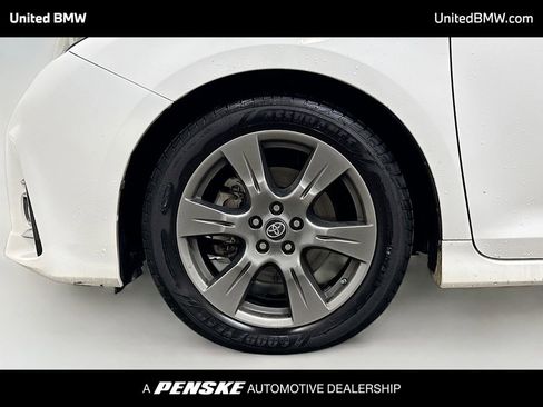 Used 2019 Toyota Sienna SE w/ SE Preferred Package FWD image 2