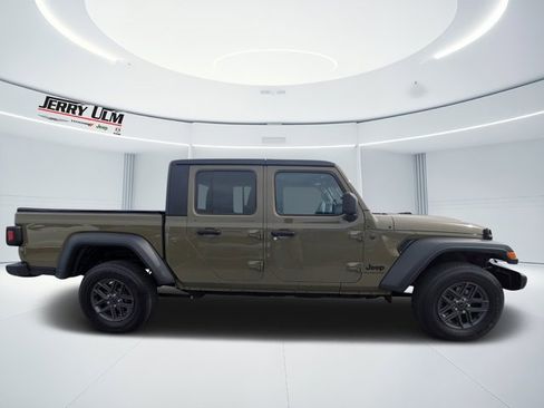Used 2025 Jeep Gladiator Sport image 2