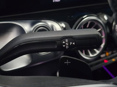 Used 2021 Mercedes-Benz GLB 250 4MATIC w/ Premium Package image 17