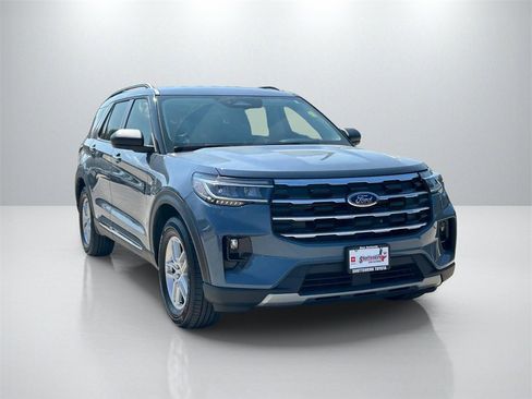 Used 2025 Ford Explorer Active w/ Active Comfort Package image 3