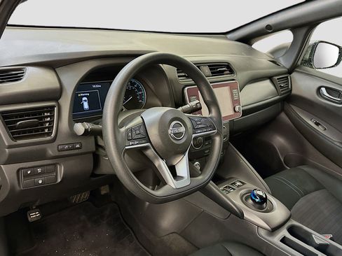 Used 2025 Nissan Leaf S image 18