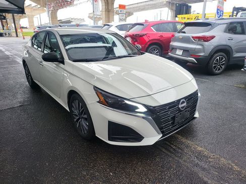 Used 2025 Nissan Altima 2.5 SV FWD image 2