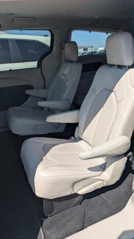 Used 2021 Chrysler Pacifica Touring-L AWD/4WD image 8