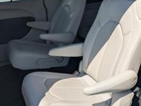 Used 2021 Chrysler Pacifica Touring-L AWD/4WD image 8