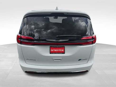 Used 2022 Chrysler Pacifica Touring-L FWD image 9