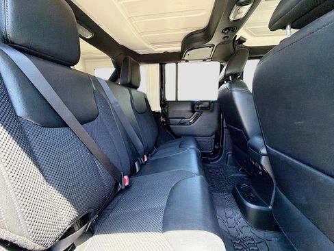 Used 2017 Jeep Wrangler Unlimited Sahara AWD/4WD image 14