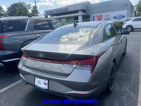Used 2022 Hyundai Elantra SEL FWD image 3