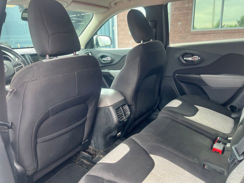 Used 2014 Jeep Cherokee Latitude w/ Comfort/Convenience Group AWD/4WD image 16