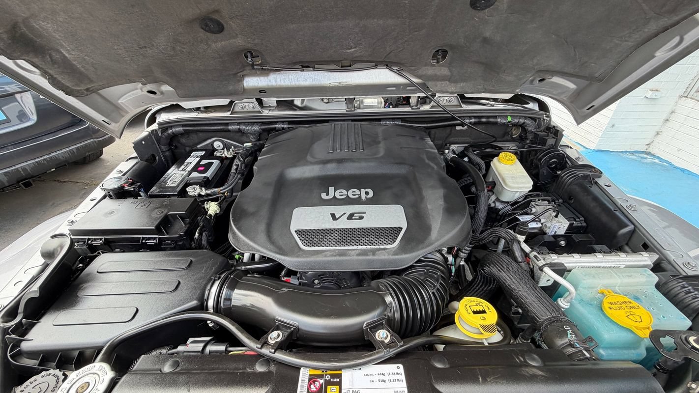 Used 2015 Jeep Wrangler Unlimited Sahara w/ Connectivity Group AWD/4WD image 14