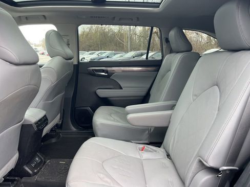 Used 2025 Toyota Highlander Platinum image 3