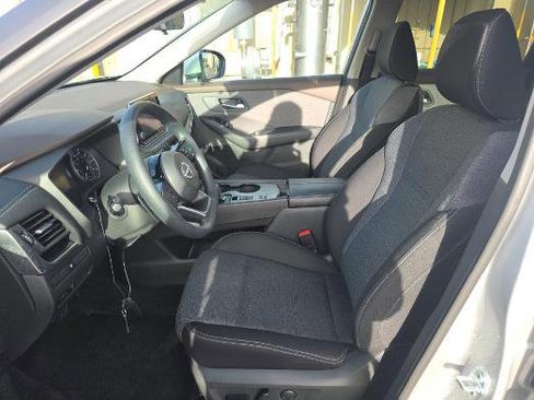 Used 2023 Nissan Rogue SV image 8