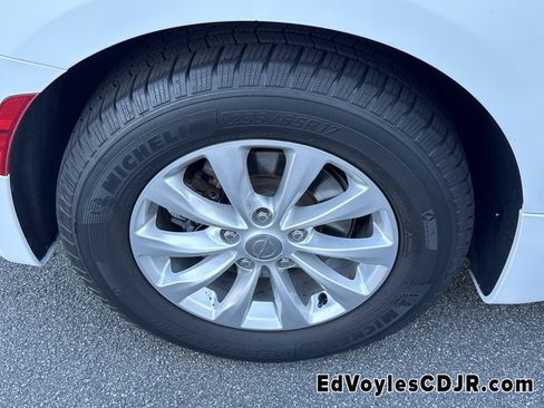 Used 2019 Chrysler Pacifica Touring-L image 22