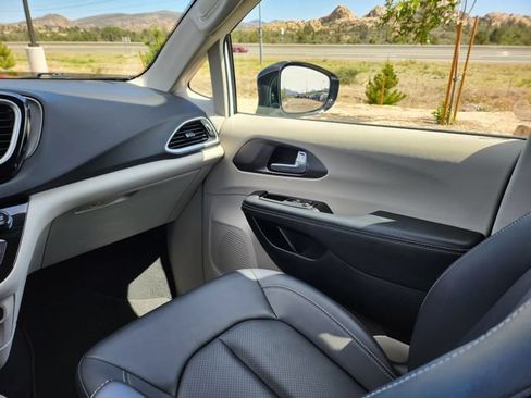 Used 2024 Chrysler Pacifica Touring-L FWD image 26