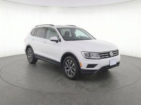 Used 2020 Volkswagen Tiguan SE w/ Panoramic Sunroof Package FWD image 2