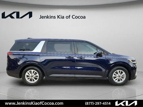 Used 2024 Kia Carnival LX FWD image 3
