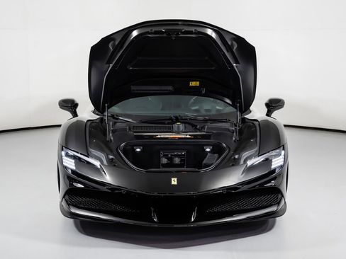 Used 2022 Ferrari SF90 Stradale image 8