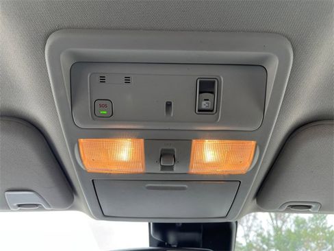 Used 2020 Nissan Titan SL image 27