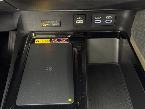 Used 2025 Toyota Camry XLE w/ Premium Plus Package image 29