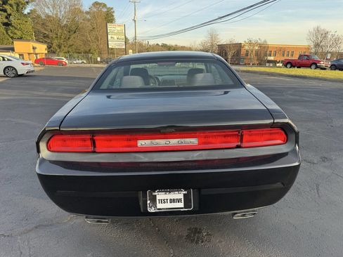 Used 2014 Dodge Challenger SXT RWD image 7