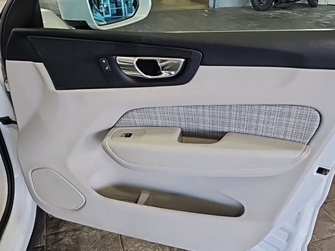 Used 2022 Volvo XC60 B5 Momentum image 11