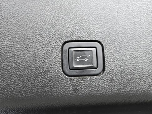 Used 2022 Chevrolet Traverse RS image 25