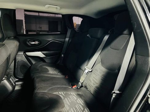 Used 2019 Jeep Cherokee Latitude AWD/4WD image 27