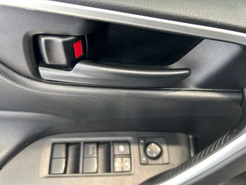 Used 2022 Toyota RAV4 LE AWD/4WD image 8