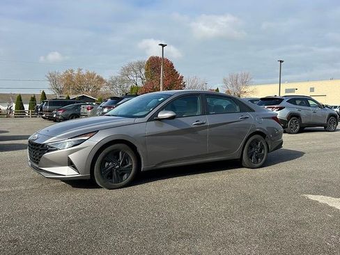 Used 2023 Hyundai Elantra SEL w/ Cargo Package image 2