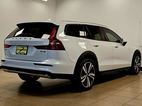 Used 2023 Volvo V60 B5 Cross Country Plus w/ Protection Package Premier image 4