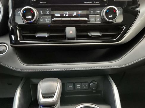 Used 2021 Toyota Highlander XLE AWD/4WD image 32