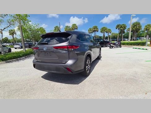 Used 2022 Toyota Highlander XLE FWD image 40