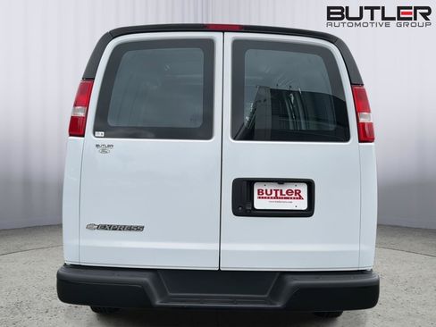 Used 2022 Chevrolet Express 2500 w/ Driver Convenience Package RWD image 5
