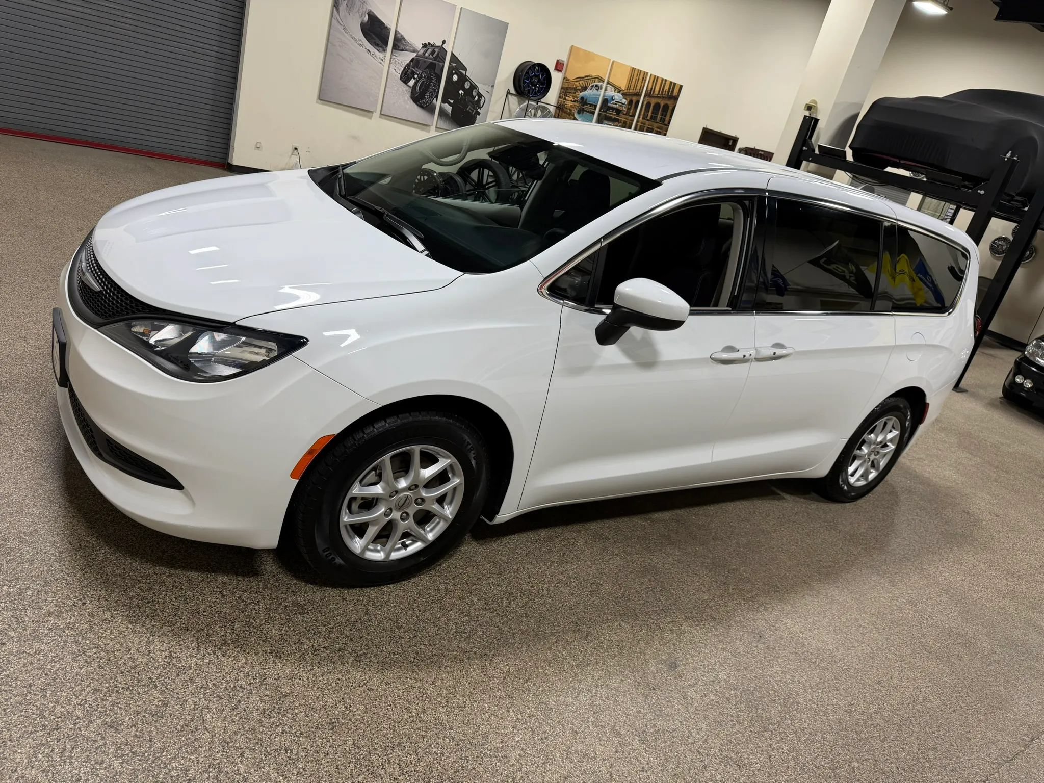 Used 2023 Chrysler Voyager LX FWD image 9