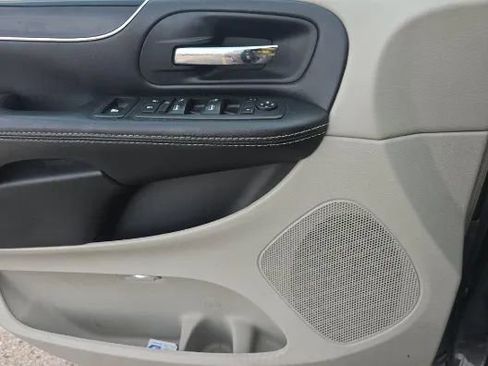 Used 2020 Dodge Grand Caravan SXT image 12