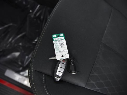 Used 2018 Nissan Titan SV w/ SV Convenience Package image 26