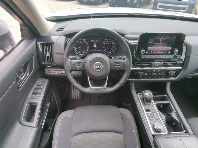 Used 2025 Nissan Pathfinder SV AWD/4WD image 7