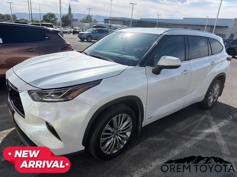 Used 2022 Toyota Highlander Platinum AWD/4WD image 2