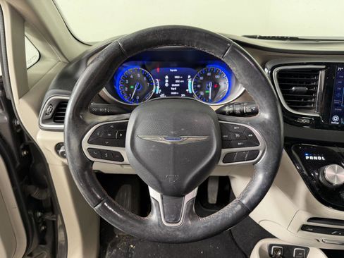 Used 2018 Chrysler Pacifica Touring-L Plus w/ Tire & Wheel Group FWD image 4