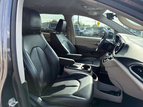 Used 2023 Chrysler Pacifica Touring-L FWD image 34