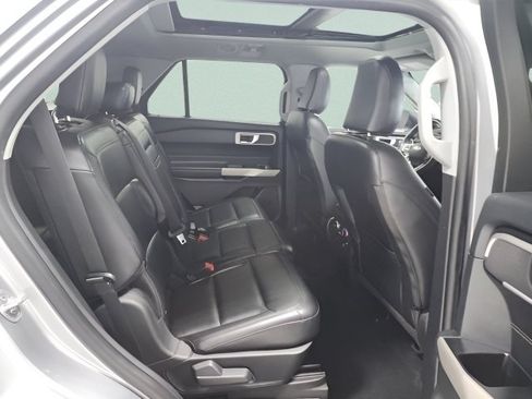 Used 2021 Ford Explorer XLT w/ Equipment Group 202A AWD/4WD image 16