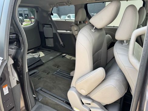 Used 2015 Toyota Sienna XLE w/ XLE Navigation Package FWD image 15