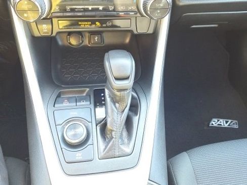 Used 2020 Toyota RAV4 LE w/ Carpet Mat Package image 20