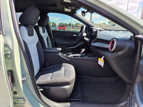 Used 2024 Chevrolet Trax RS w/ Sunroof Package FWD image 21